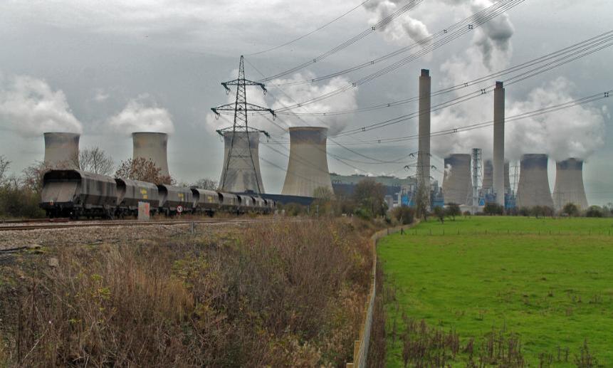 Угольна электростанция West Burton A в Великобритании снова дымит, отказаться от угля совсем энергетикам не удаётся. Фото J.Hannan-Briggs (CC BY-SA 2.0)