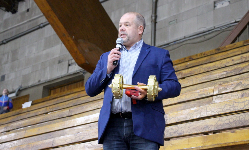 Председатель федерации профсоюзов Алексей Костин принёс на праздник сладкий подарок — гантелю из конфет.