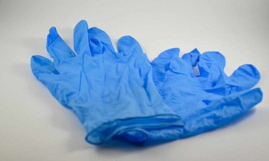 Якобы новые стерильные перчатки оказывались загрязнены, в т.ч. следами крови.