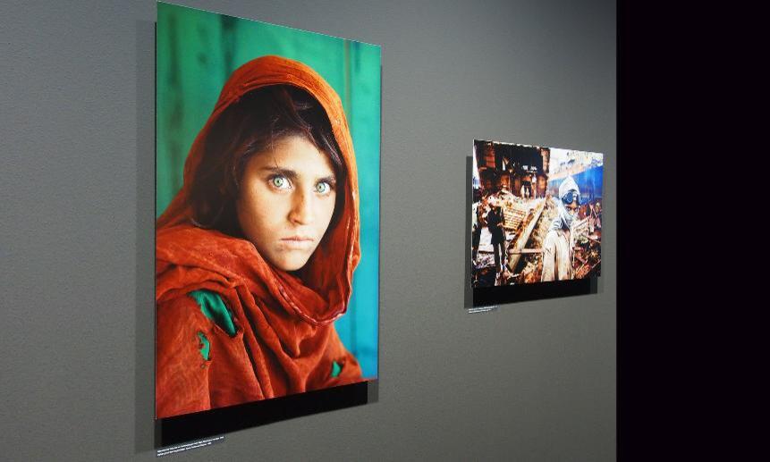 Фото Sharbat Gula, сделанное Steve McCurry для National Geographic на выставке. Фото Peter Toporowski (CC BY 2.0)
 - 