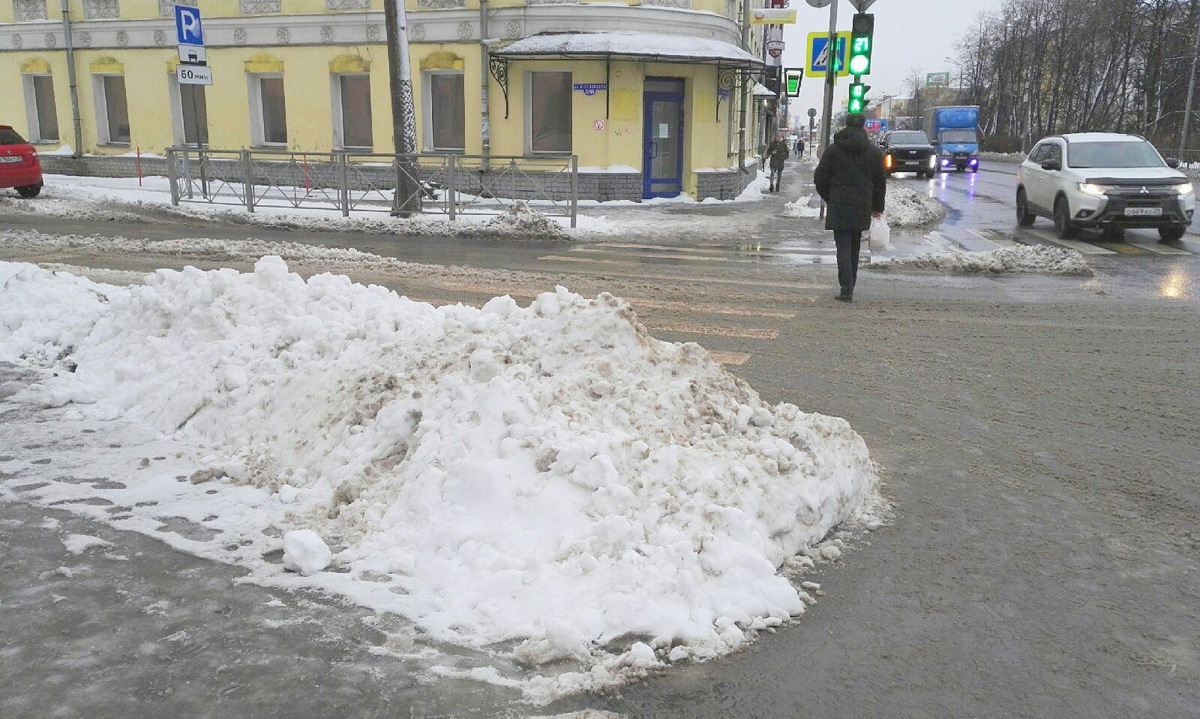 Классика уборки снега в Архангельске: страдают и водители, и пешеходы. Фото «Регион 29».